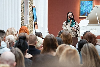 В НХМ состоялась перформанс-презентация коллекционных платков \"Все носят Царфина\"