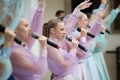 \"Важный день, который останется в памяти\". Столичным школьникам вручили паспорта в Минской ратуше