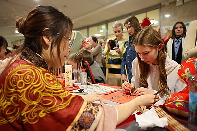 Ночные экскурсии и мастер-классы по каллиграфии: как встретили \"Библионочь\" в Национальной библиотеке Беларуси