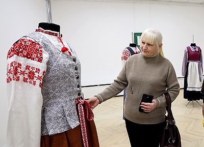 С точностью в деталях. В Витебске открылась выставка народного костюма от молодого дизайнера