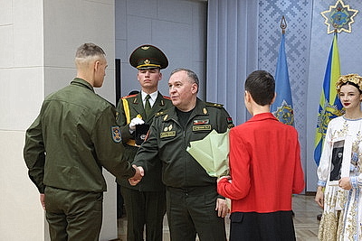 В Минске чествовали лучших военнослужащих срочной службы и их матерей
