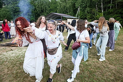 Цветочные венки, народные песни и танцы. Один из самых летних праздников - Купалье прошел на Августовском канале