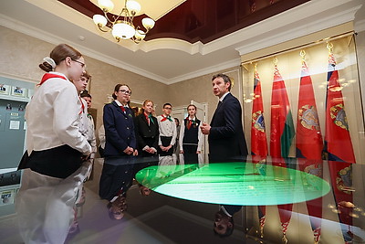 Свои первые паспорта из рук председателя КГК получили десять юных белорусов