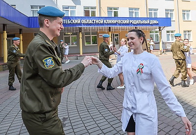 \"Вальс Победы\" станцевали в Витебском областном клиническом роддоме