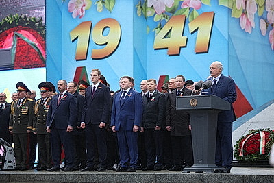 Лукашенко возложил венок к монументу Победы в Минске