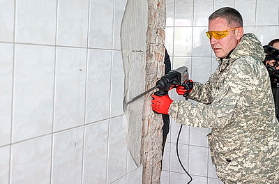 Республиканский субботник: руководство и жители Гомельщины участвовали в ремонте Мозырского роддома