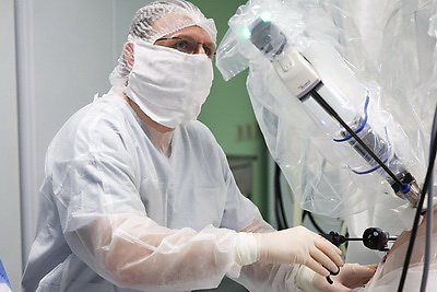 Роботический комплекс для операций запустили в МНПЦ хирургии, трансплантологии и гематологии