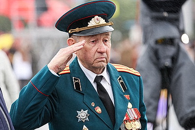 Народное возложение цветов к монументу Победы проходит в Минске