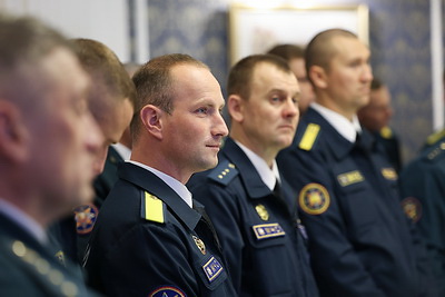 Со службы - в поля. Убиравшие урожай сотрудники МЧС посетили Дворец Независимости