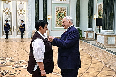 Едины в стремлении сделать страну лучше. Лукашенко в преддверии 8 Марта вручил женщинам госнаграды