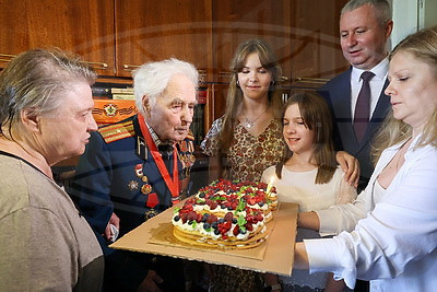 В Минске поздравили Петра Кормщикова с 100-летним юбилеем