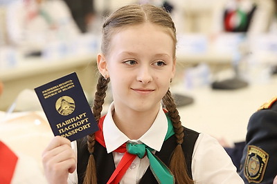 \"Люблю нашу страну за спокойствие, традиции и природу\". В Брестской области вручили паспорта лучшим учащимся