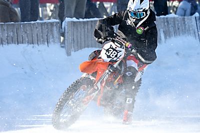 С жаждой адреналина. Белорусские гонщики покорили стихию на соревнованиях по мотоспидвею