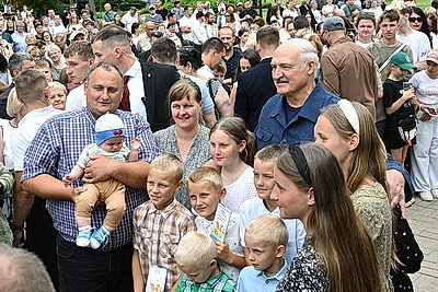 Торговля на селе и перспективы БелОМО. Лукашенко посетил Вилейский район