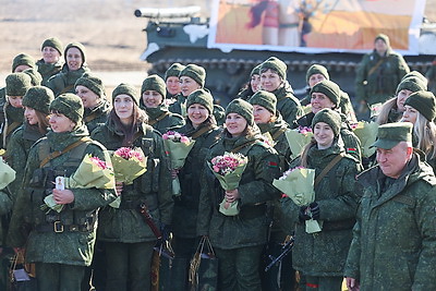 Женщин-военнослужащих Западного оперативного командования с наступающим 8 Марта поздравили на полигоне