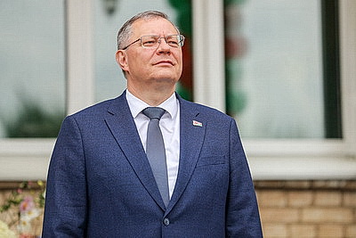 Швед напутствовал узденских школьников и вручил каждому первокласснику книгу \"Беларусь - наша Радзiма\"