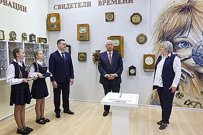 Часы делегата первого ВНС Мясниковича передали музею столичной школы