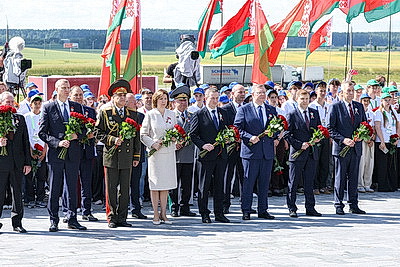 Символ мужества и гордости народа. Торжества по случаю Дня Независимости проходят на Кургане Славы