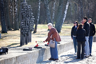 \"Пусть скорбь и печаль обернутся в мужество ваше и силу\". В Хатыни проходит всенародная вахта памяти