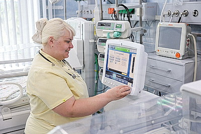 Мобильный аппарат искусственной вентиляции легких передали Гомельскому областному роддому