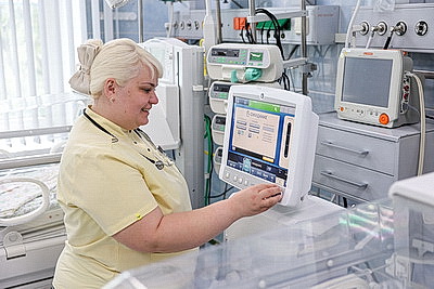 Мобильный аппарат искусственной вентиляции легких передали Гомельскому областному роддому