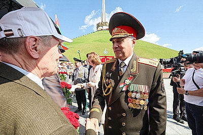 Символ мужества и гордости народа. Торжества по случаю Дня Независимости проходят на Кургане Славы
