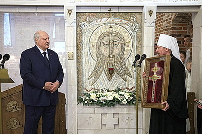 Лукашенко зажег рождественскую свечу в храме в Минском районе