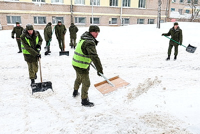 Последствия снегопада устраняют в городах Беларуси