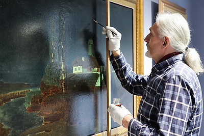 Снимал слои чужеродного лака. Витебский реставратор завершил работу над картиной Куинжи