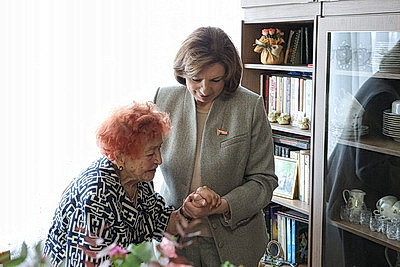 Кочанова поздравила ветерана ВОВ Ядвигу Еробкину с 101-летием