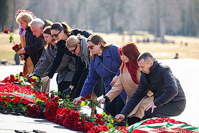 \"Пусть скорбь и печаль обернутся в мужество ваше и силу\". В Хатыни проходит всенародная вахта памяти