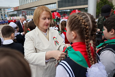 С огромной гордостью за достижения страны. Государственный флаг в 81 м пронесли по главной площади Гомеля