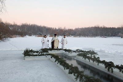 Православные верующие празднуют Крещение Господне