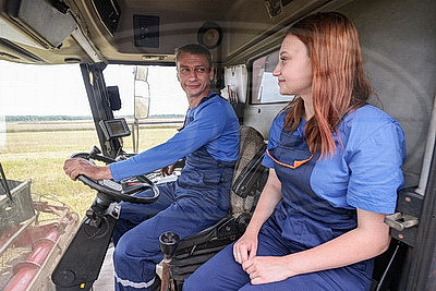 Жатва-2026. 18-летняя белоруска вместе с отцом работает в поле