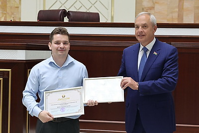 \"Вы выстраиваете открытый диалог между обществом и властью\". Сотрудников СМИ наградили в Палате представителей