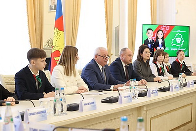 \"Люблю нашу страну за спокойствие, традиции и природу\". В Брестской области вручили паспорта лучшим учащимся