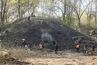 Республиканский субботник: брестчане трудились на территории Брестской крепости