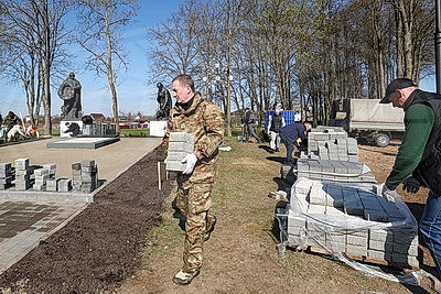 Республиканский субботник: премьер-министр принял участие в благоустройстве братской могилы в Минском районе