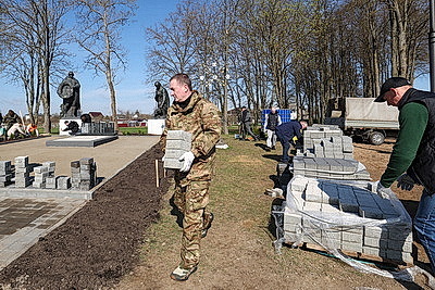 Республиканский субботник: премьер-министр принял участие в благоустройстве братской могилы в Минском районе