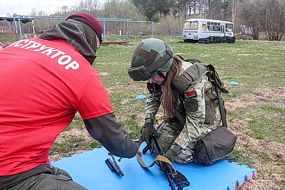 Не только в строю, но и в бою: комбинированный марш-бросок для военнослужащих девушек прошел в Чаусском районе