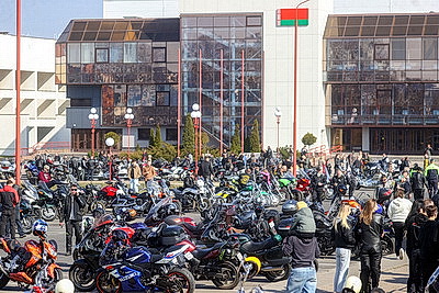 Рев мотора, блеск хрома и невероятная скорость. В Бресте торжественно открыли мотосезон-2026