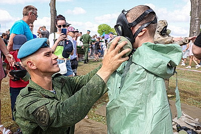 Масштабную реконструкцию событий разных лет показали в День десантников и ССО в Бресте