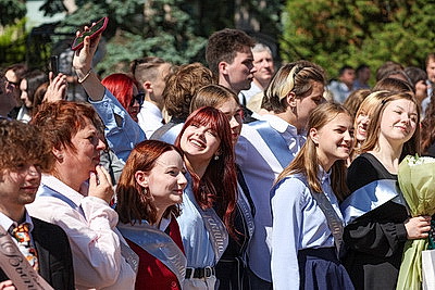 Почти половина выпускников - медалисты. В Лицее БГУ прозвенел последний звонок