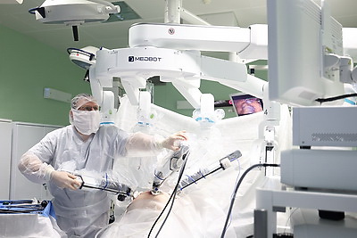 Роботический комплекс для операций запустили в МНПЦ хирургии, трансплантологии и гематологии
