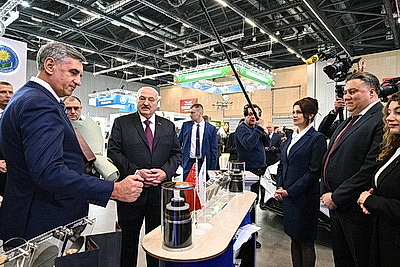 Лукашенко вручил символы Государственного знака качества