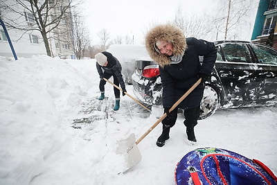 Последствия снегопада устраняют в городах Беларуси