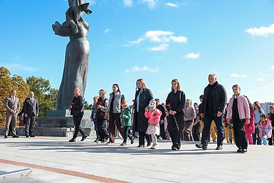 Финалисты конкурса \"Семья года\" почтили память героев Великой Отечественной войны в Минске