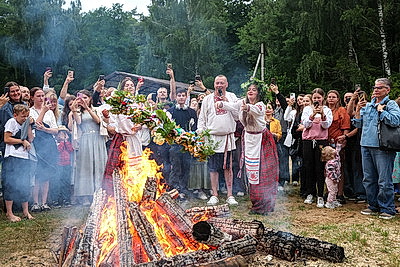 Цветочные венки, народные песни и танцы. Один из самых летних праздников - Купалье прошел на Августовском канале