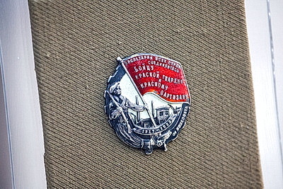 Нагрудный знак \"Бойцу Красной гвардии и Красному партизану\" представили в Музее истории ВОВ