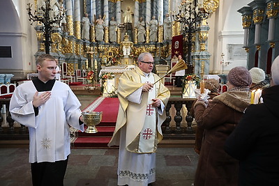Католики празднуют Сретение Господне